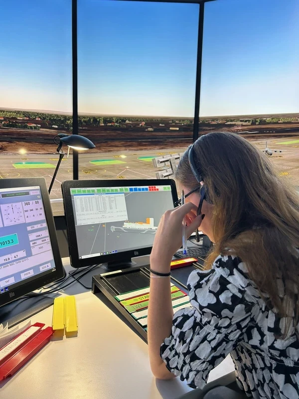 Una alumna en el simulador de torre de control de Skyway. Foto: Skyway